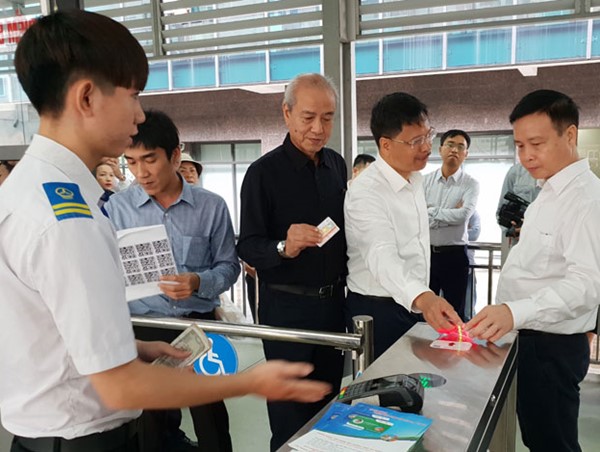 Hà Nội: Chính thức sử dụng vé điện tử đi buýt nhanh BRT