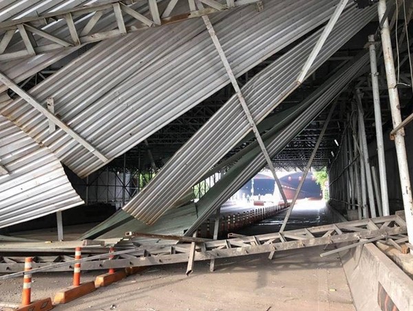 Video: Xe tải kéo sập giàn giáo trước hầm Thủ Thiêm, giao thông kẹt cứng 