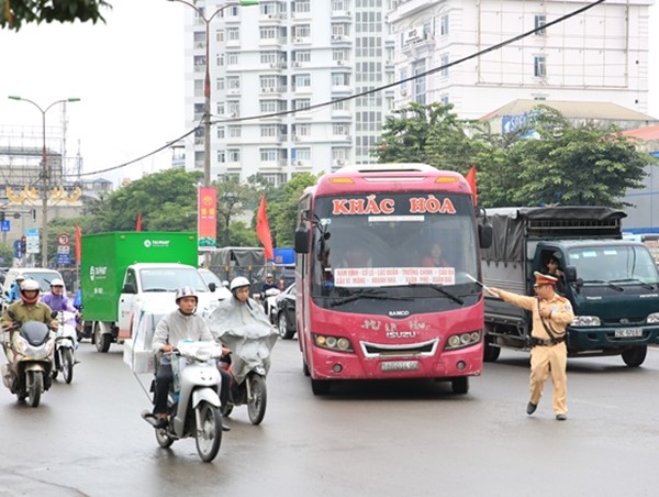 CSGT Hà Nội quyết liệt xử lý xe khách vi phạm ở cửa ngõ phía Nam