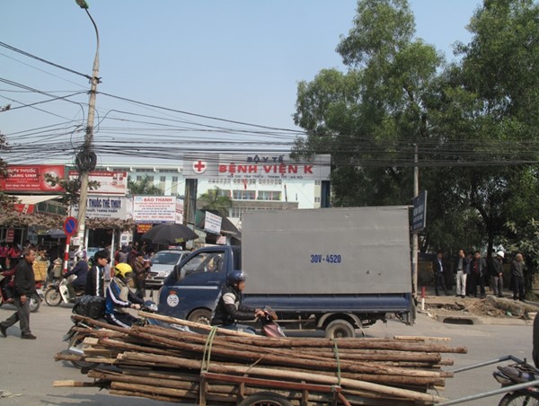 Giao thông lộn xộn trước cổng Bệnh viện K Tân Triều