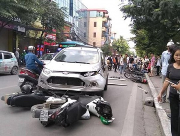 Hà Nội: Ô tô tông liên hoàn 4 xe máy khiến 6 người bị thương trên phố Kim Ngưu