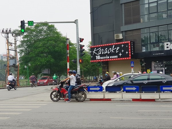 Lấn làn nguy hiểm tại ngã tư Nguyễn Khang - Vũ Phạm Hàm