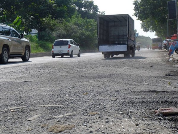 Đường dẫn cầu vượt Đại lộ Thăng Long xuống cấp