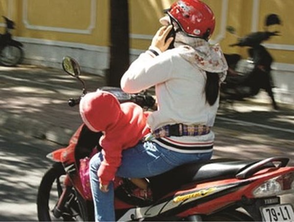 Dùng điện thoại khi lái xe, nguy cơ tai nạn giao thông cao gấp 4 lần