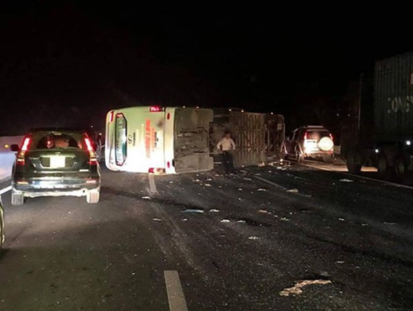 Khắc phục hậu quả vụ lật xe khách làm 20 người bị thương trên cao tốc Hà Nội - Hải Phòng