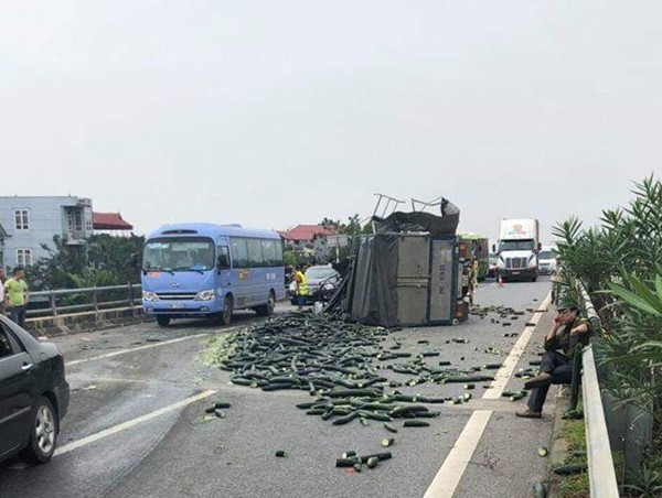 Xe tải đâm xe khách, cao tốc Nội Bài - Lào Cai ùn tắc kéo dài gần 20km