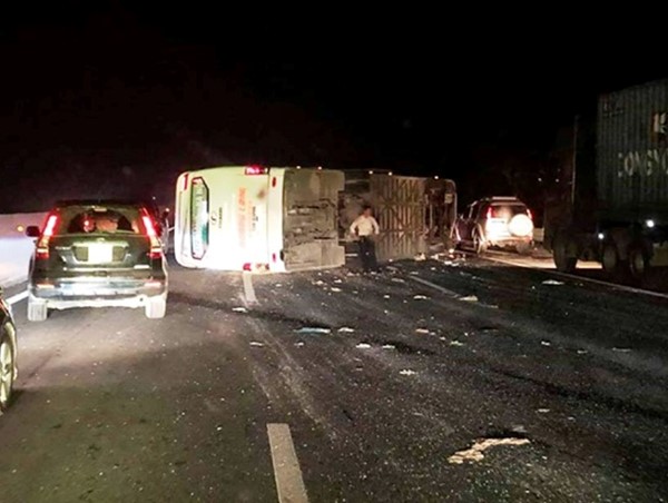 Tạm giữ 3 ô tô vụ xe khách lật trên cao tốc Hà Nội - Hải Phòng