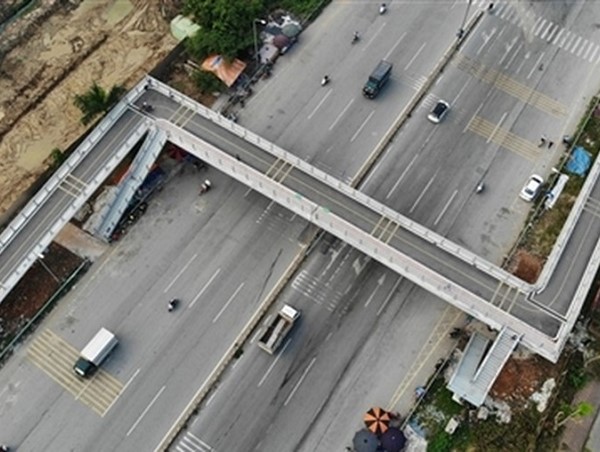 Cầu bộ hành chữ Z cho xe thô sơ và xe máy đầu tiên tại Hà Nội 