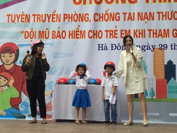 Giúp học sinh Hà Nội hiểu hơn về tác dụng của mũ bảo hiểm