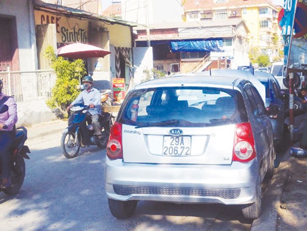 Vi phạm trật tự đô thị tại nút Tây Kết - Nguyễn Khoái