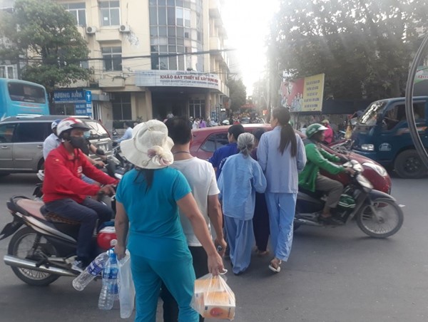 Người dân ngó lơ cầu vượt, băng qua đường cổng Bệnh viện K