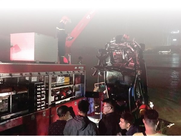 [Infographics] Toàn cảnh vụ xe Mercedes văng khỏi cầu Chương Dương