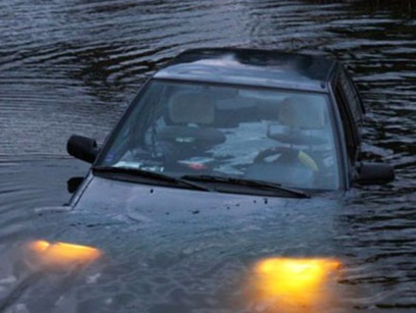 Kỹ năng thoát hiểm khi ô tô bị rơi xuống nước