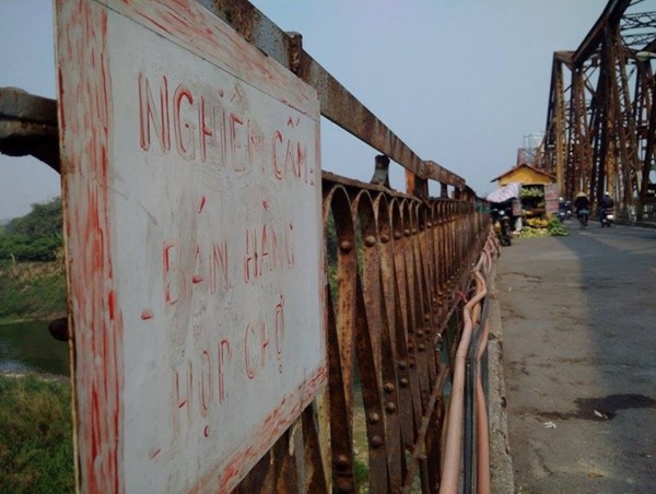 Kiên quyết xử lý tình trạng bán hàng rong trên cầu Long Biên