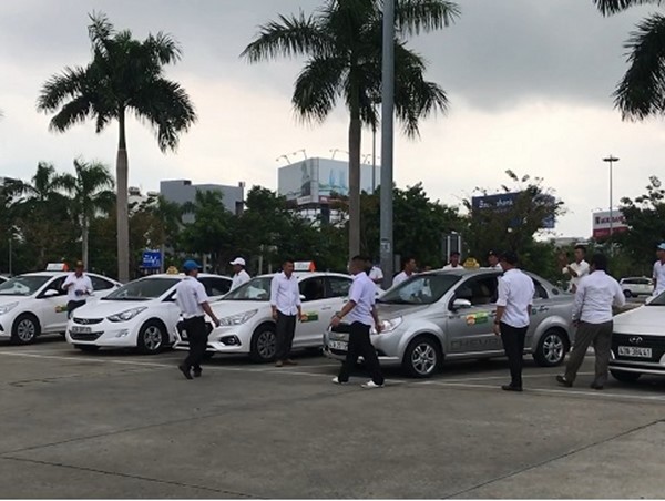 Đề nghị điều tra vụ tài xế taxi đình công phản đối Grab “chui”