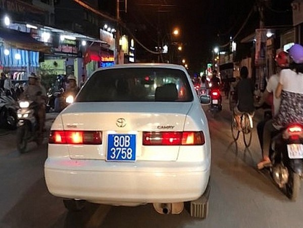 Lái xe biển xanh giả, hú còi ưu tiên trên đường phố bị phạt 14,7 triệu đồng