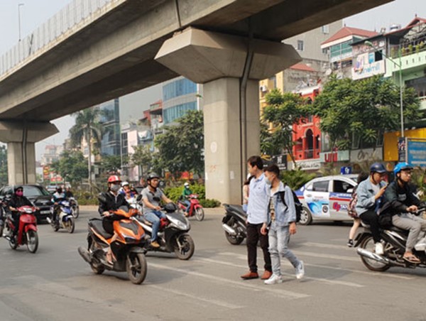Nguy hiểm rình rập người đi bộ trên đường Nguyễn Trãi