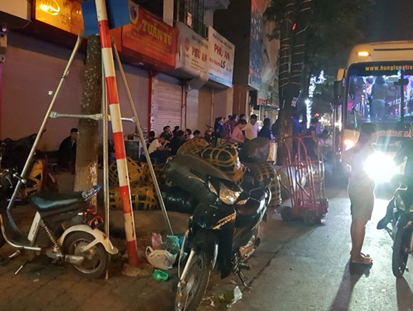 Hà Nội: Nhà xe Hưng Long độc chiếm vỉa hè đường Trần Khát Chân