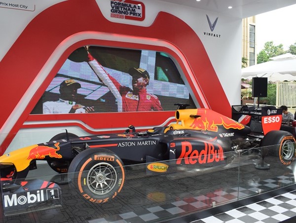 [Ảnh] Mục sở thị siêu xe đua F1 “ra mắt” người dân Hà Nội