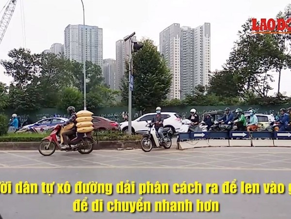 Hết dắt xe ngược chiều trên đường Tố Hữu, người dân xô dải phân cách để... tiết kiệm thời gian