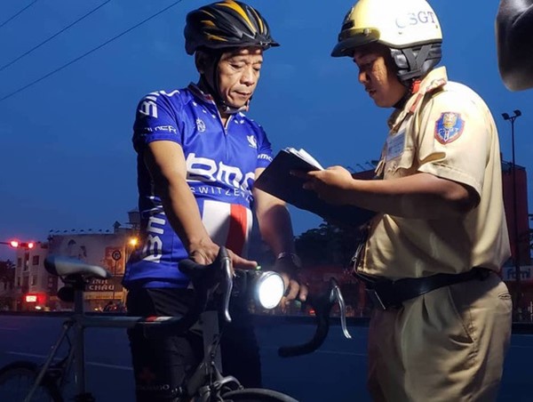 Chấn chỉnh tình trạng người đi xe đạp thể thao vi phạm ATGT