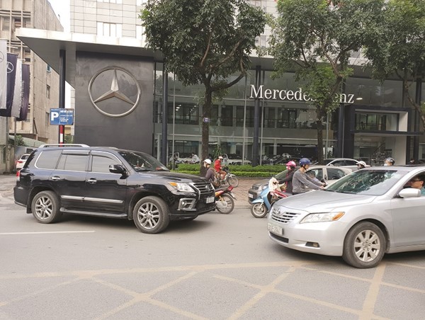 Showroom ô tô… gây ùn tắc 