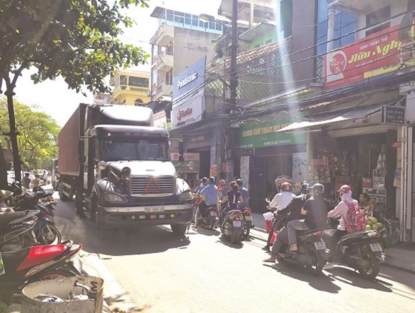 Dân phố Hạ Đình khổ vì xe siêu trường, siêu trọng 