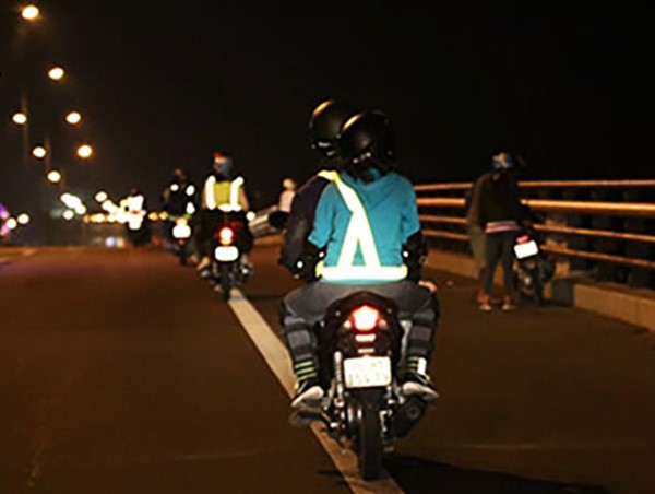 Chuyện ở nơi tối ra đường là mặc áo phản quang chống tai nạn