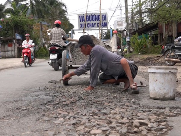 Đề xuất khen thưởng người đàn ông tật nguyền dành tiền vá đường