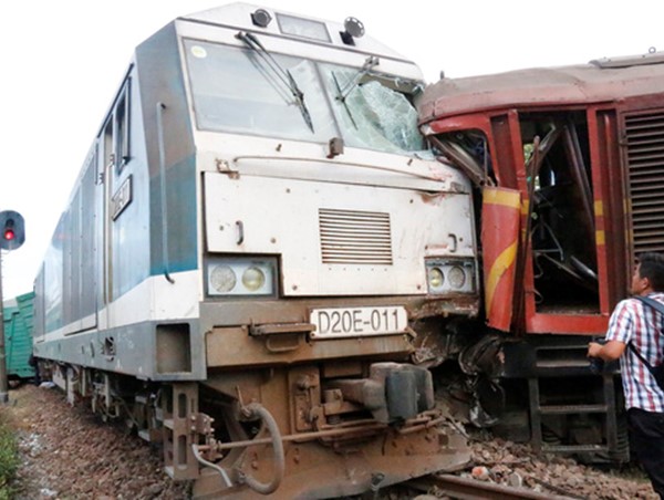 Khởi tố lái tàu vụ 2 tàu hàng đấu đầu trong ga Núi Thành