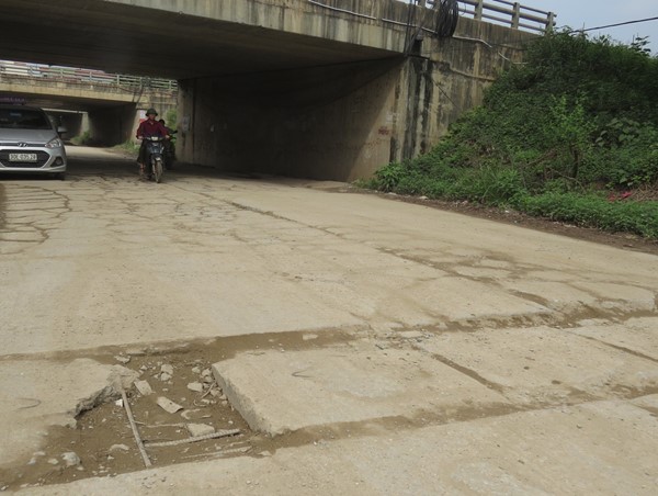 Xe quá tải “phá nát” đường gầm cầu chui đê tả sông Đáy