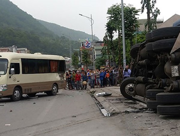 Thảm họa từ những cú lật xe container