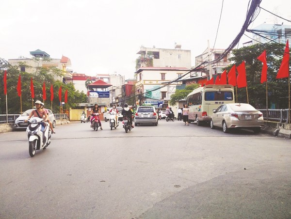 Ô tô vẫn chiếm dụng mặt cầu Khỉ