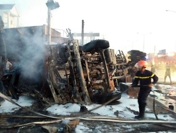 Hàng nghìn lít xăng tràn ra quốc lộ gây hỏa hoạn kinh hoàng, ít nhất 6 người tử vong