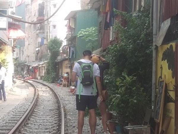 Chụp ảnh check-in đường tàu: Đẹp nhưng thiếu an toàn!