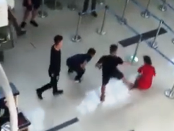 Nhân viên hàng không sân bay bị hành hung vì từ chối chụp ảnh cùng khách hàng