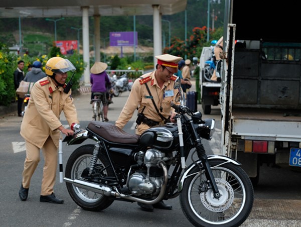 Lập chốt chặn, xử phạt mô tô phân khối lớn chạy trên cao tốc
