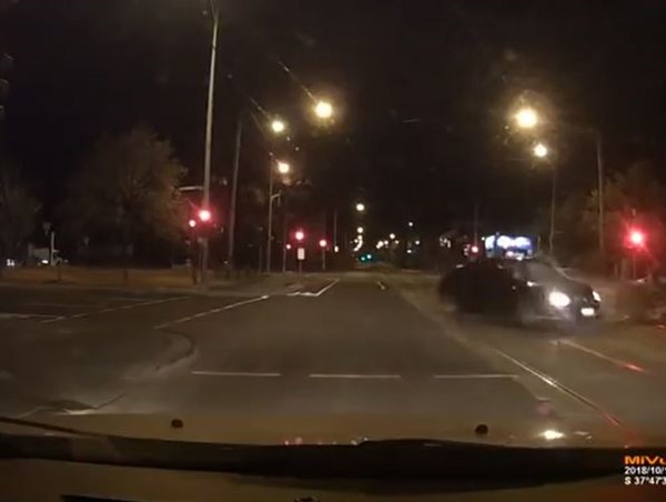 Video: Vượt đèn đỏ ở tốc độ cao, ô tô bị đâm bẹp