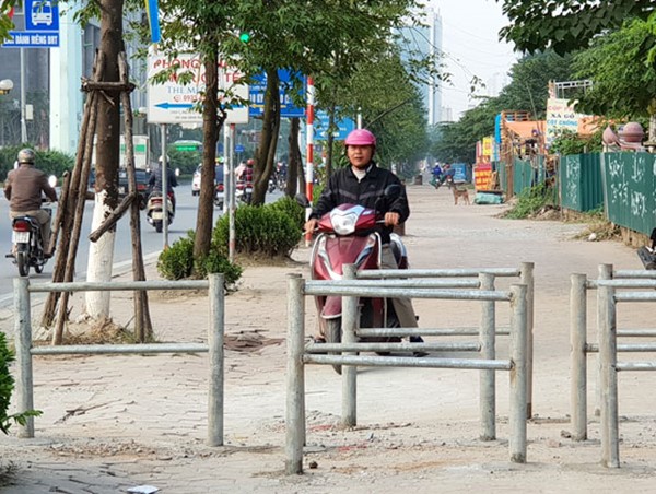 Lập hàng rào thép ngăn xe máy đi ngược chiều trên vỉa hè đường Tố Hữu