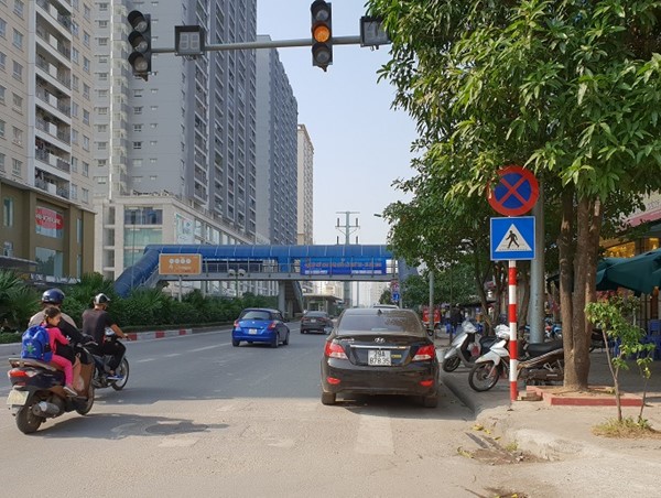 Đỗ xe cản trở giao thông trên phố Tố Hữu