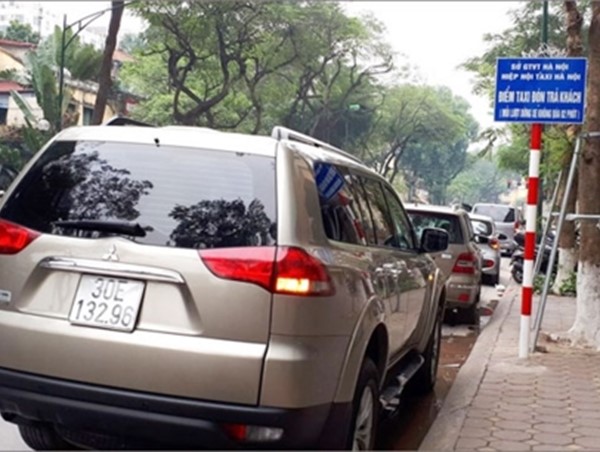 Các điểm đón trả khách cho xe taxi ở Hà Nội đang bị chiếm dụng
