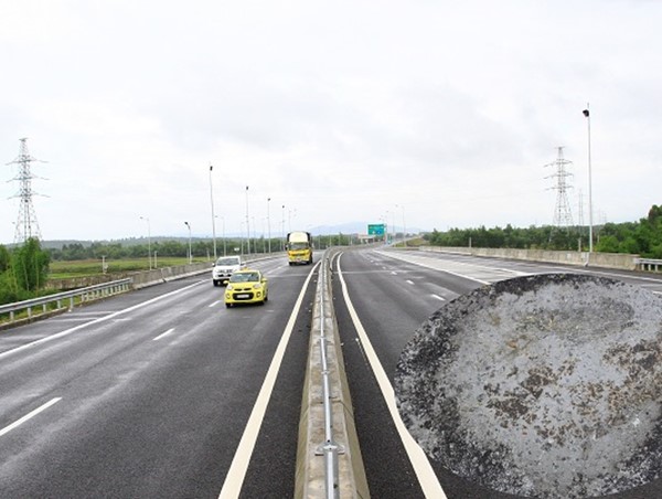 Ổ gà lại xuất hiện trên cao tốc Đà Nẵng - Quảng Ngãi