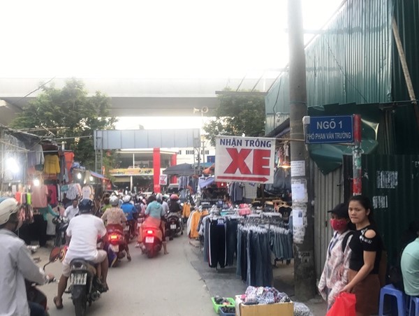 Hà Nội: Phố Phan Văn Trường vẫn lộn xộn