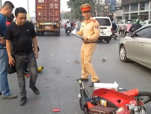 Hà Nội: 2 người ngồi xe máy bị cuốn vào gầm container sau va chạm