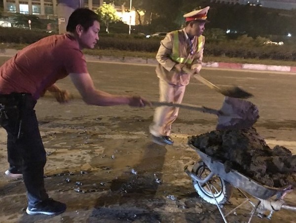 Xử lý xe tải làm rơi bùn đất ra đường khiến nhiều người trượt ngã