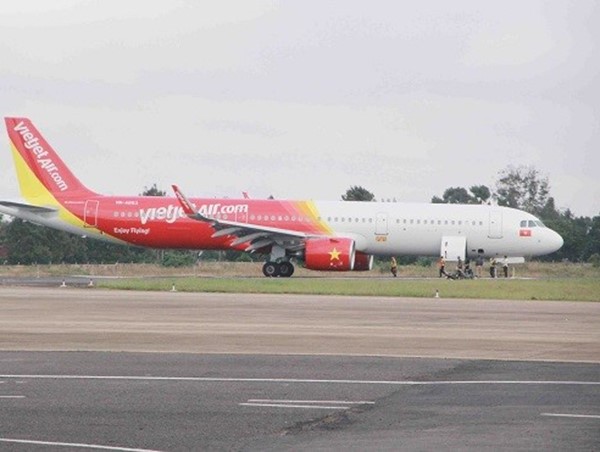 Thu bằng lái vô thời hạn 2 phi công Vietjet trong vụ "hạ cánh bằng càng" tại Buôn Ma Thuột 