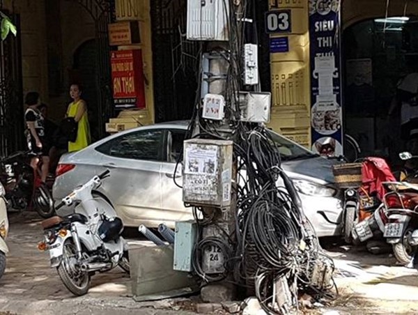 Hà Nội: Nghi vấn nam sinh cấp 3 lái ô tô tông hàng loạt xe máy trên hè phố