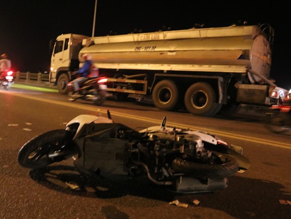 Tai nạn trên cầu Vĩnh Tuy, người đàn ông tử vong dưới bánh xe bồn