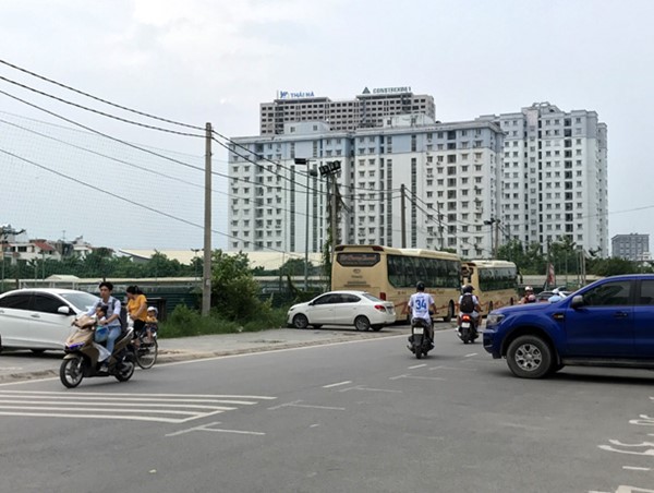 Hà Nội: Xử lý vi phạm dừng, đỗ xe trên phố Duy Tân