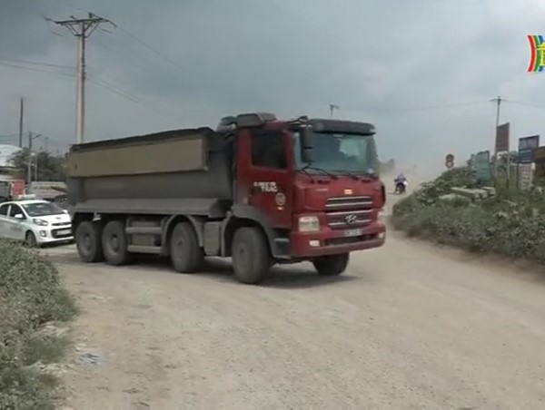 Camera cận cảnh: Xe quá khổ, quá tải hoành hành tuyến đê huyện Phú Xuyên